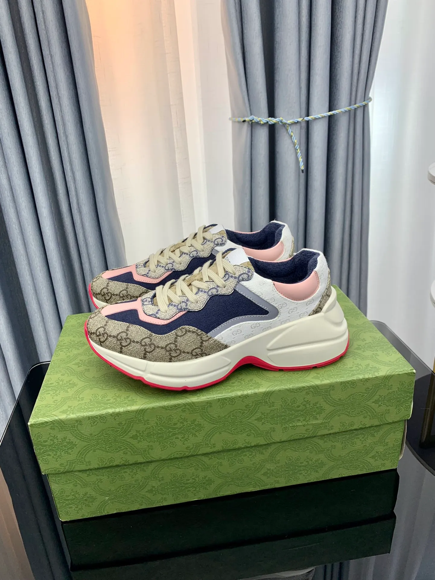 👟👟Ex-factory price 480👟👟 Gucci dad shoes for couples, distressed leather horn-shaped retro jogging shoes. The Balenciaga grandpa trend has subsided, ushering in GUCCI dad shoes, the trend leader in the fashion industry. The original shoes are molded and the original last is made by the Italian handmade foundry! [Gucci original dad shoes] Original surface: imported calfskin! Lining: Grade A hybrid lambskin! Outsole: The highest restoration sole. TPU material plus wear-resistant foam (anti-wear cushioning) ivory leather has been processed with an old-fashioned effect. The sole is 5cm high! The comfort level is excellent, killing all high-end versions on the market! Original logo outsole! 👣Size: Women’s size 35-40. Men's size 38-45. Women's heel with 🈚️logo! Men's heel with 🈶️logo!